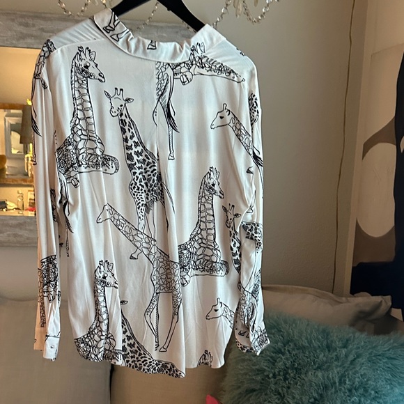 Women's Black and White Giraffe Animal Print Button Down Shirt. NWT - Picture 4 of 7